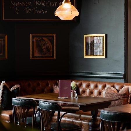 Crown Hotel Chertsey Esterno foto