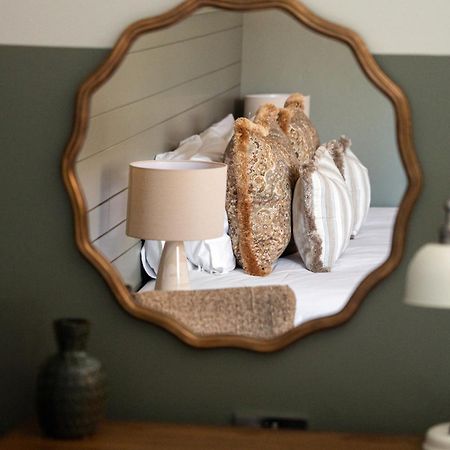 Crown Hotel Chertsey Esterno foto
