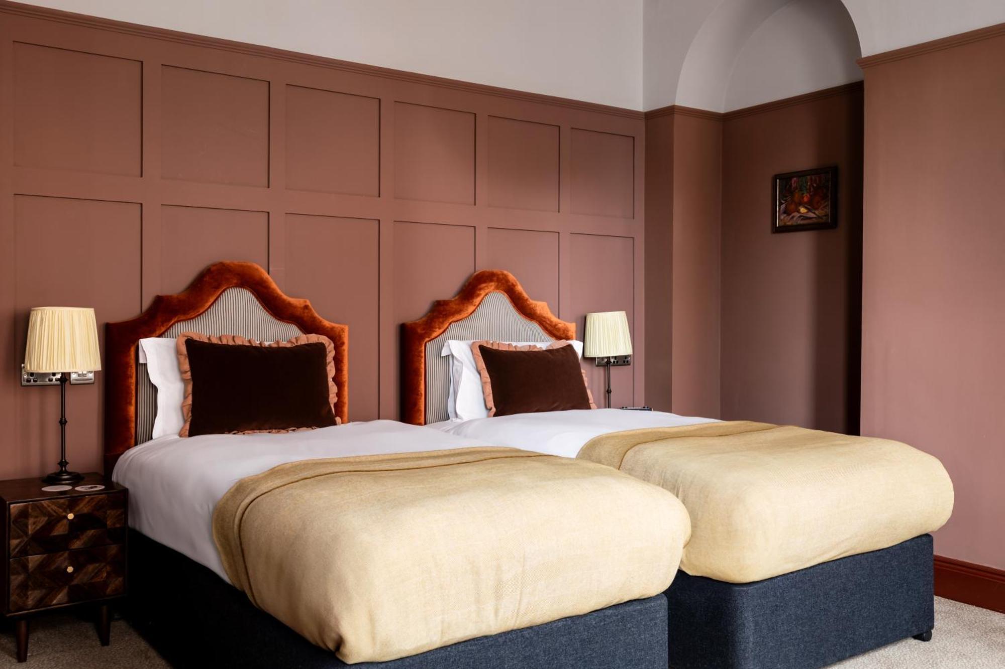 Crown Hotel Chertsey Esterno foto
