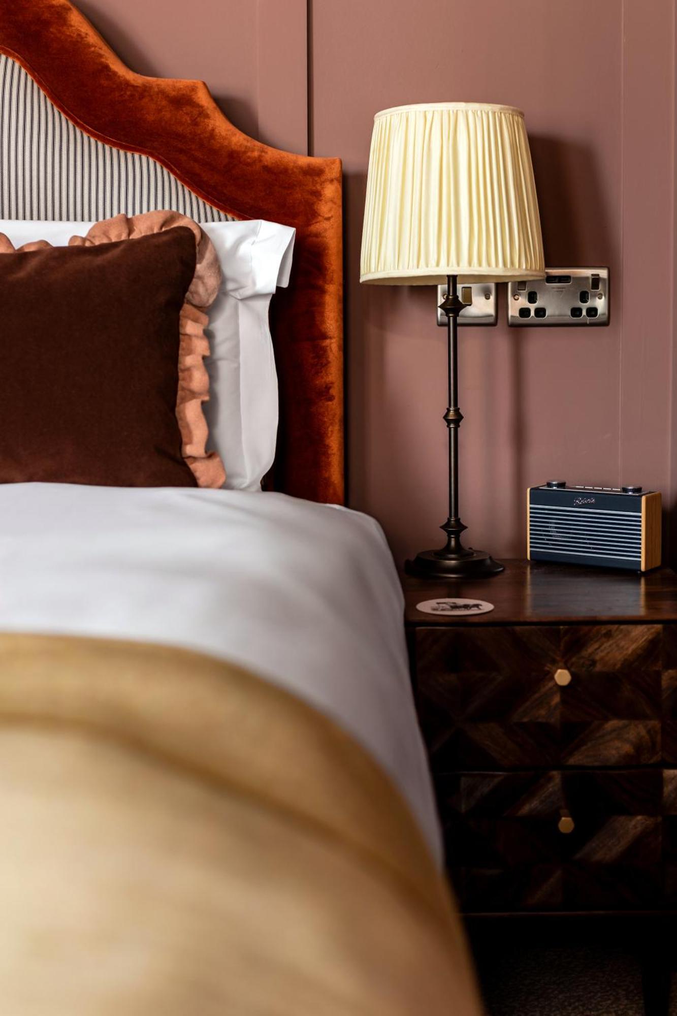 Crown Hotel Chertsey Esterno foto