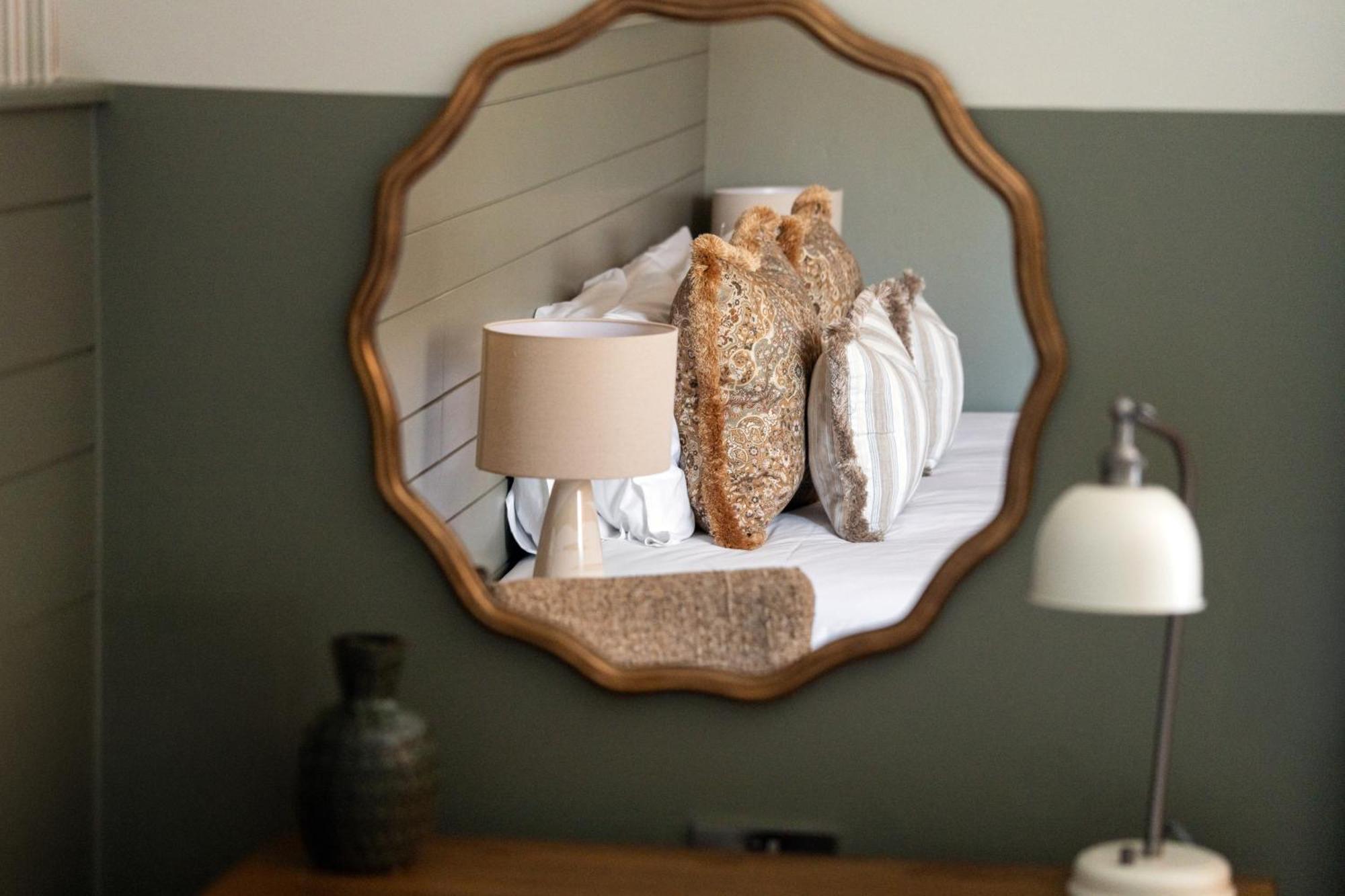Crown Hotel Chertsey Esterno foto