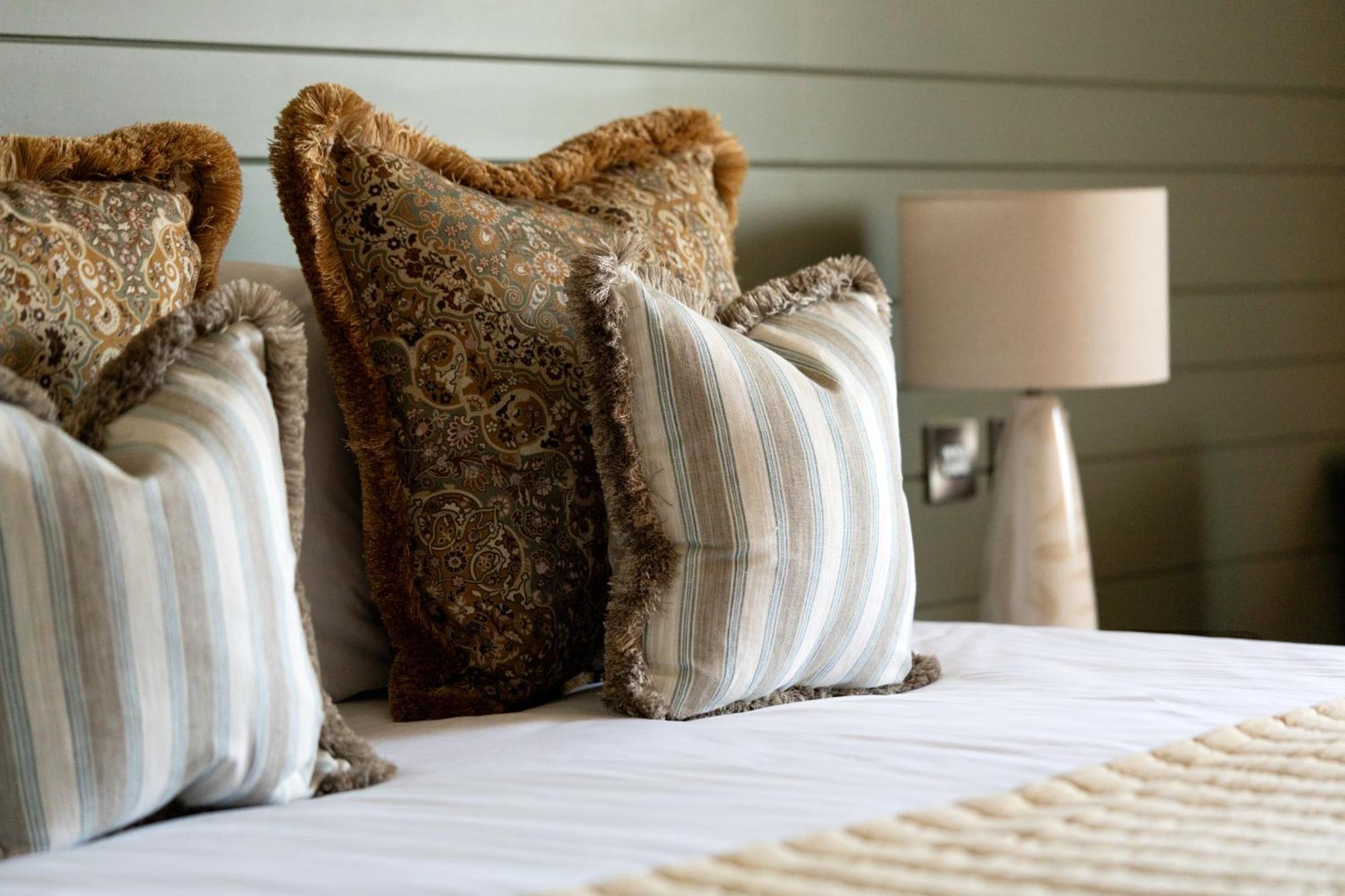 Crown Hotel Chertsey Esterno foto
