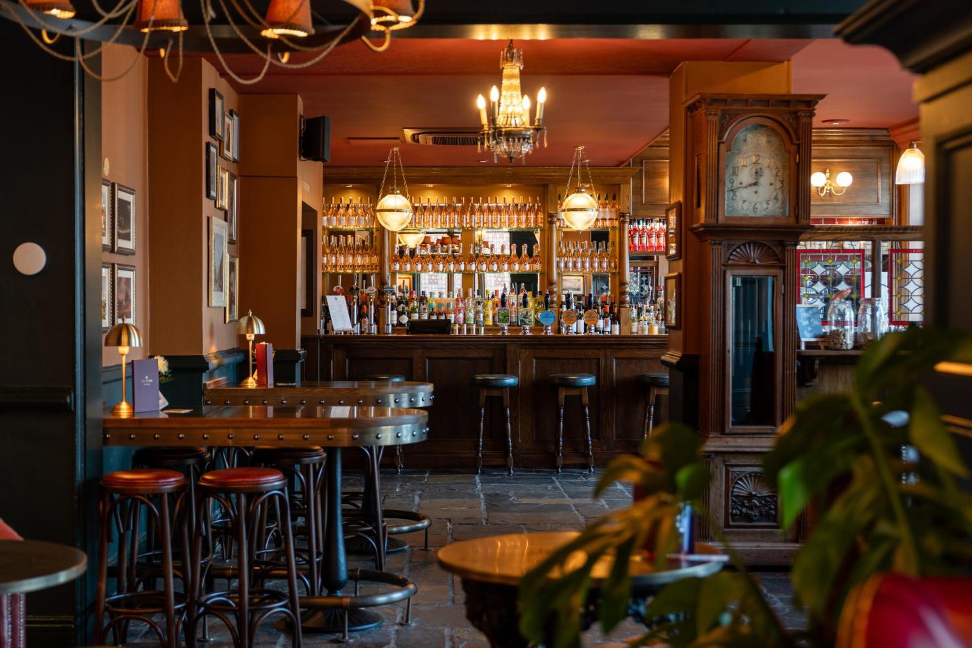 Crown Hotel Chertsey Esterno foto