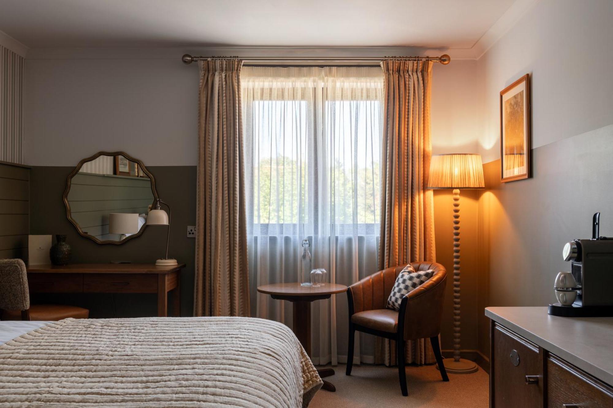Crown Hotel Chertsey Esterno foto
