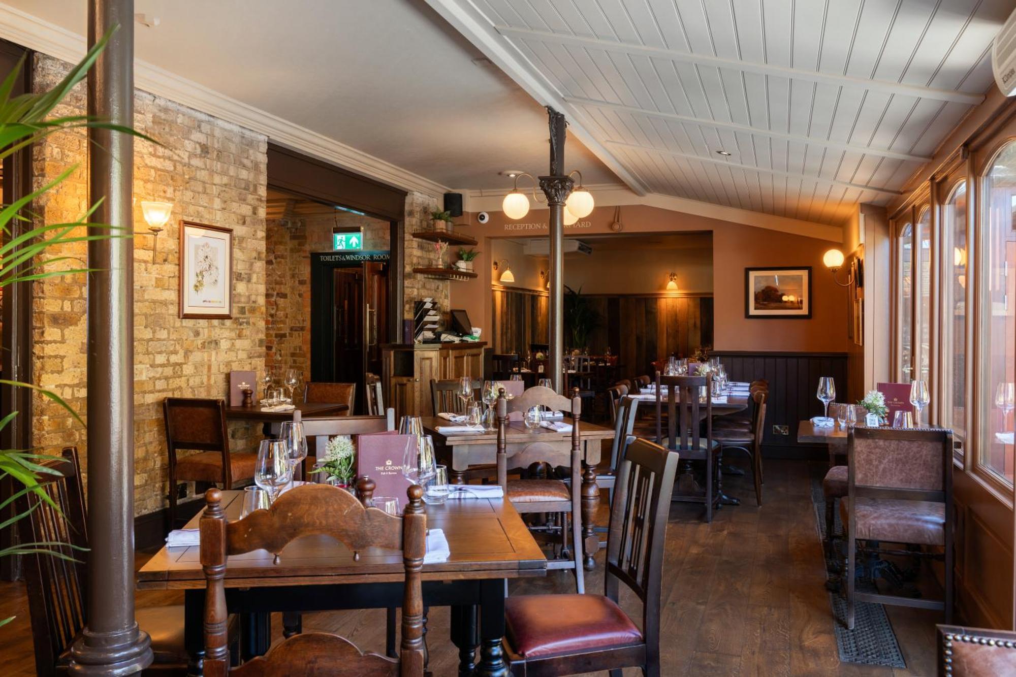 Crown Hotel Chertsey Esterno foto