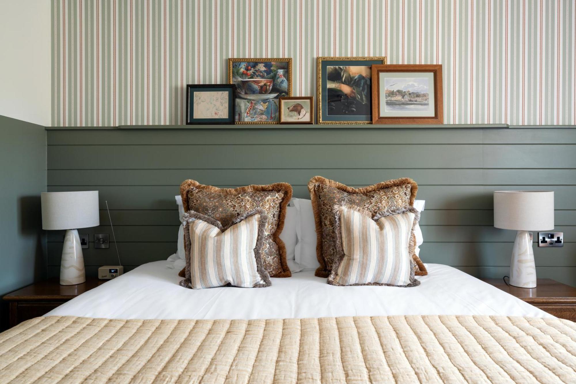 Crown Hotel Chertsey Esterno foto