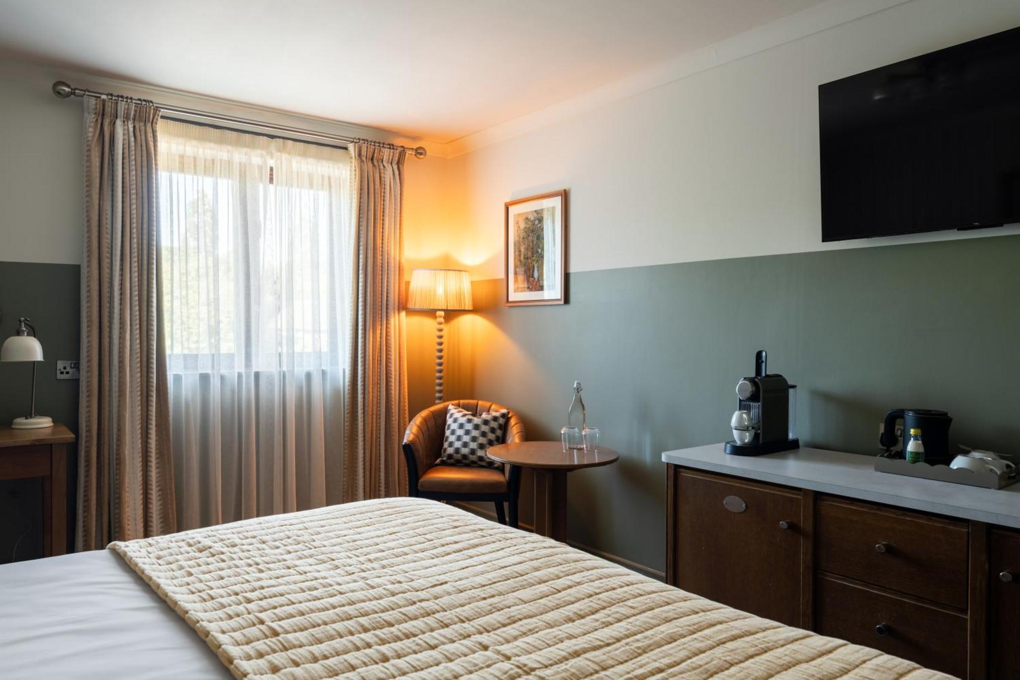 Crown Hotel Chertsey Esterno foto