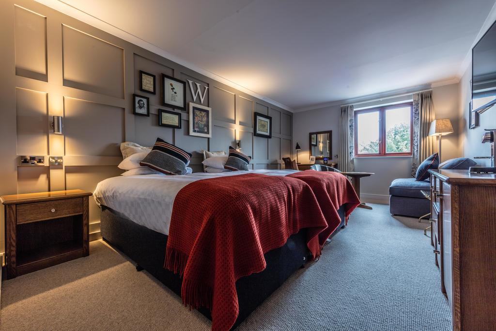 Crown Hotel Chertsey Esterno foto