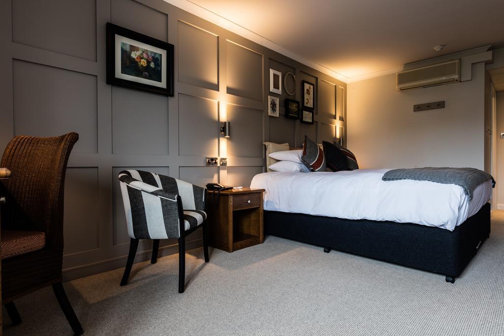Crown Hotel Chertsey Esterno foto