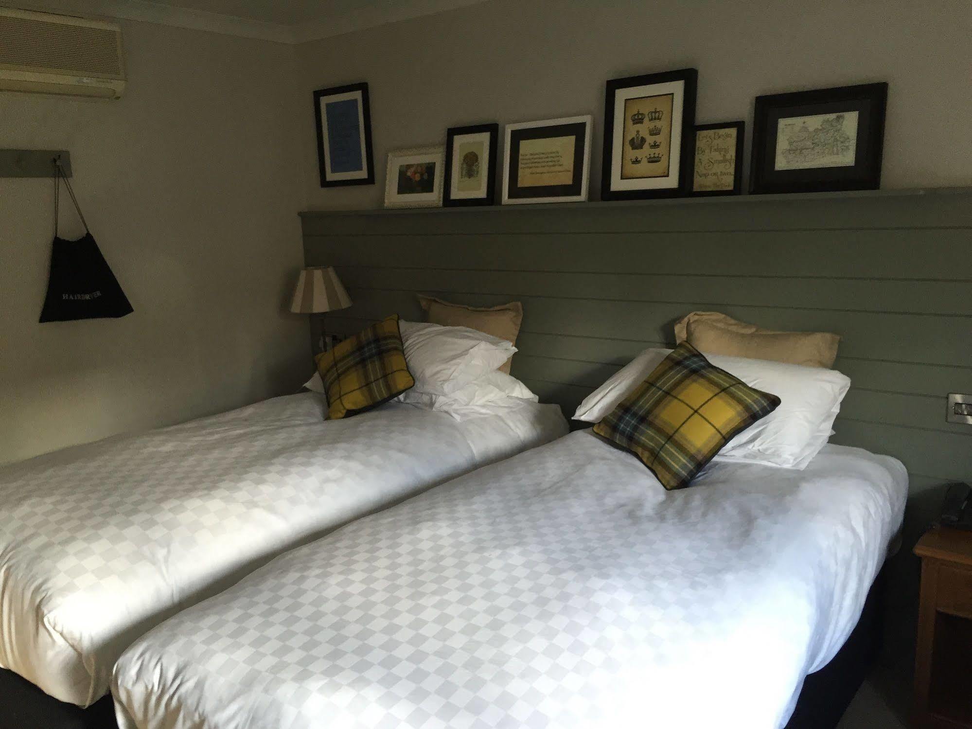 Crown Hotel Chertsey Esterno foto