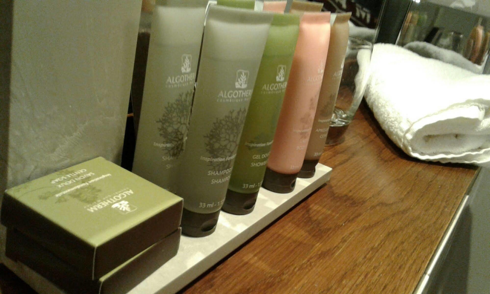 Crown Hotel Chertsey Esterno foto