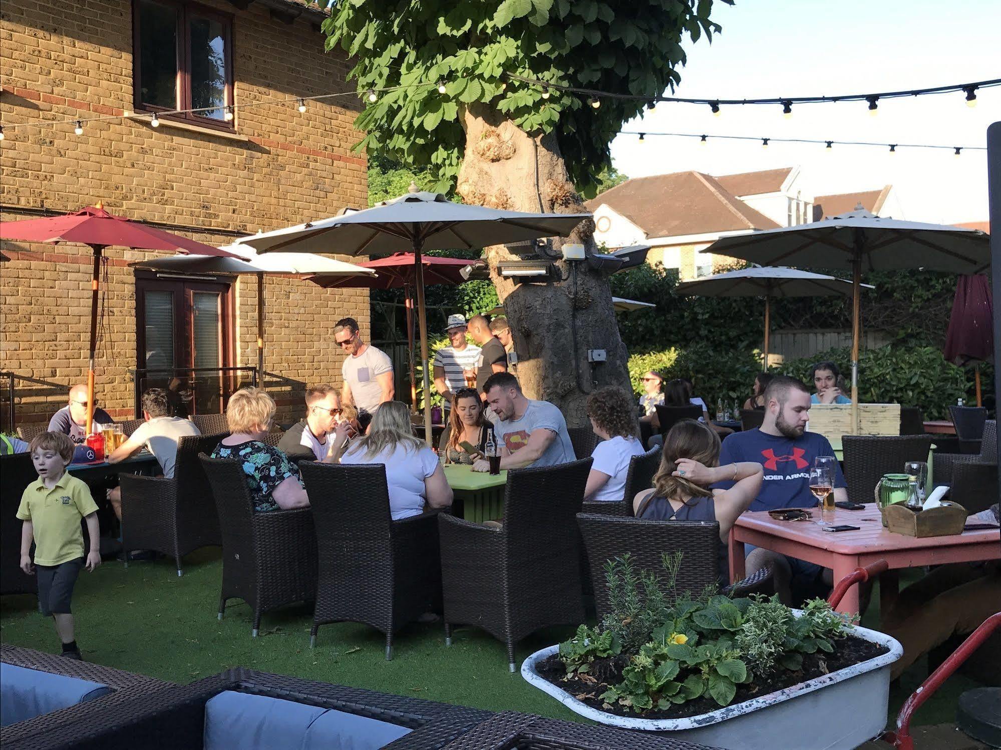 Crown Hotel Chertsey Esterno foto
