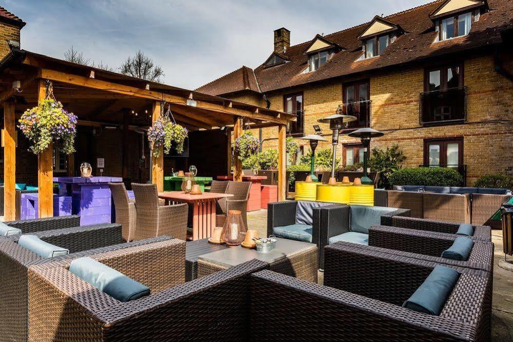 Crown Hotel Chertsey Esterno foto