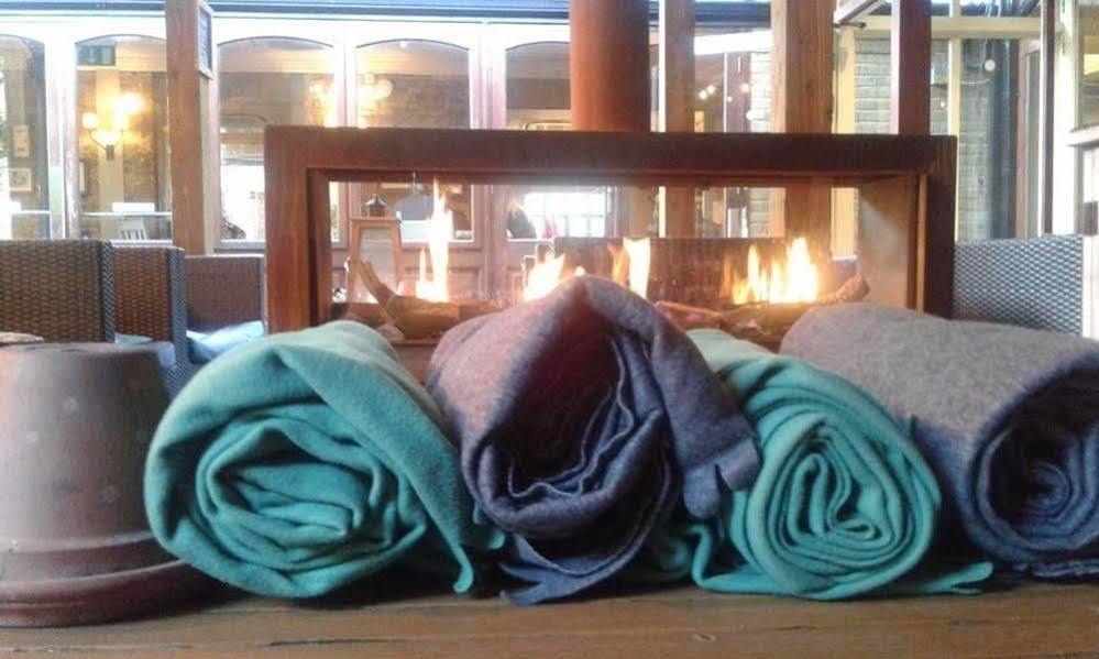 Crown Hotel Chertsey Esterno foto