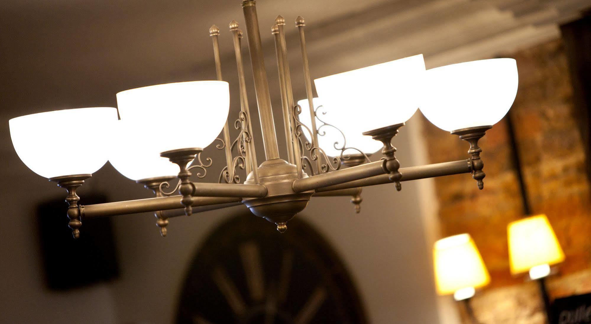 Crown Hotel Chertsey Esterno foto