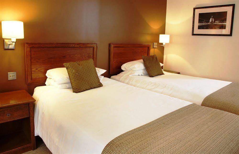 Crown Hotel Chertsey Esterno foto